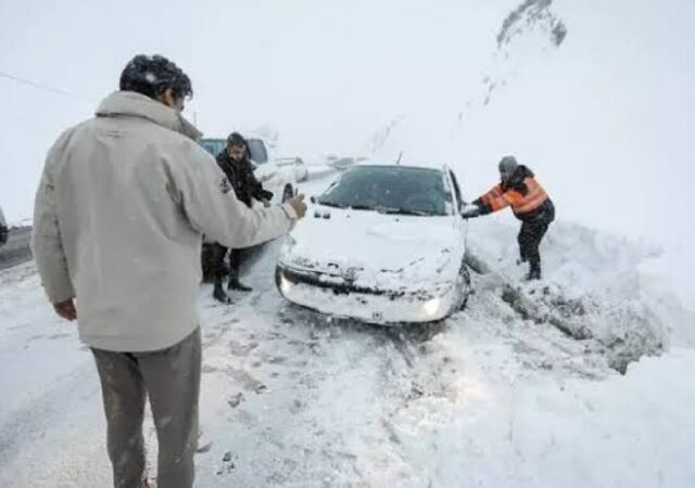 بسته‌شدن چندین جاده کشور به دلیل بارش سنگین برف/ بی‌توجهی به هشدار‌ها جان مسافران را گرفت