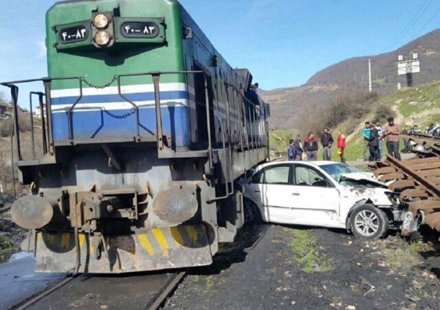 جزئیات وحشتناک از برخورد قطار با خودرو در ایستگاه راه‌آهن شازند