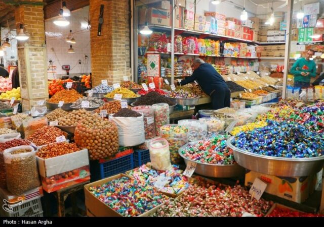حال و هوای شب یلدای کرمانشاه/ از هندوانه زیر کاه تا بمب‌های آسمان