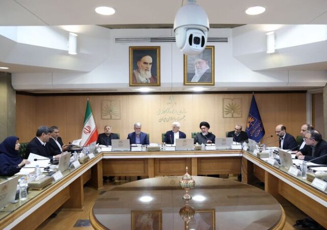 عارف: نمی‌توان از مزایای دیجیتالی کردن نسخ خطی استفاده نکرد