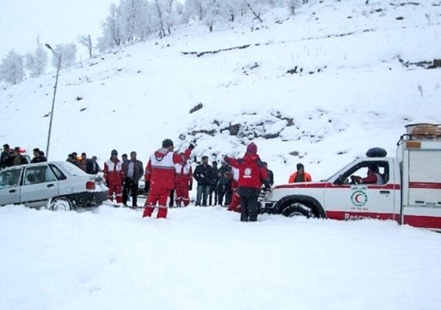 نجات ۱۴ مسافر گرفتار در برف و کولاک در جاده‌های خراسان