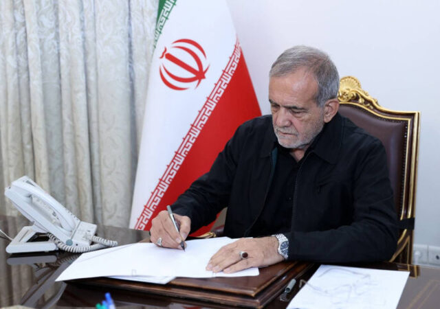 پیام تسلیت پزشکیان در پی درگذشت استاد کامران فانی