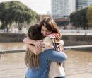 اگر احساس می‌کنید به یک آغوش نیاز دارید بخوانید