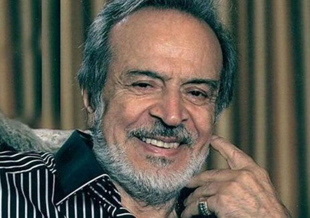ایرج قادری در دفترش کارش در دهه ۷۰+ عکس