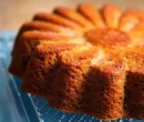 طرز تهیه کیک خرمالو با سس مخصوص/ دسر خاص برای روز‌های سرد زمستان