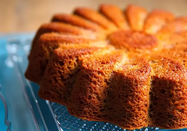 طرز تهیه کیک خرمالو با سس مخصوص/ دسر خاص برای روز‌های سرد زمستان