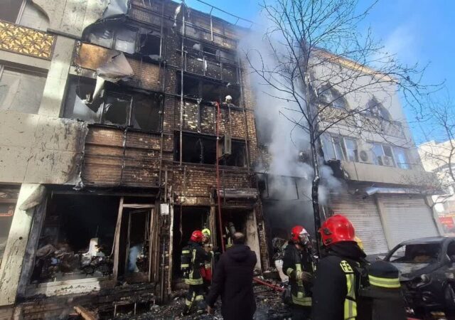 نجات ۲۵ نفر از آتش‌سوزی در فروشگاهی در مشهد توسط آتش‌نشانی