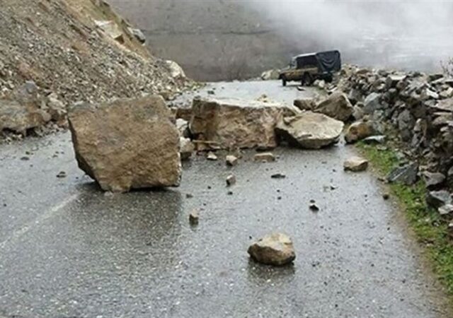 خطر ریزش سنگ و سقوط بهمن در جاده‌های شمال