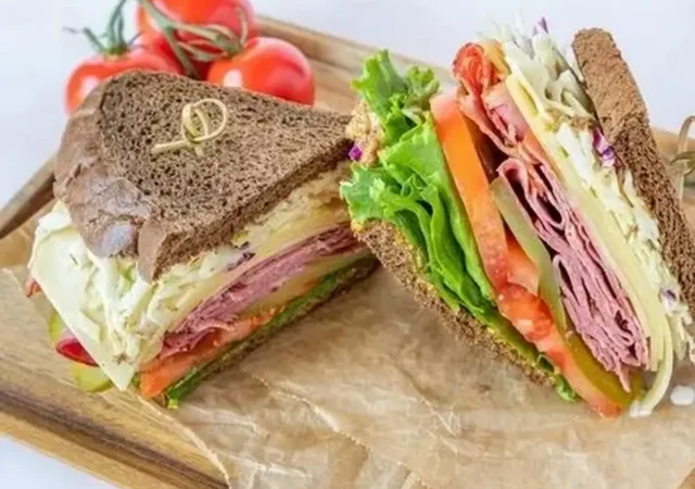 طرز تهیه ساندویچ پاسترامی گرم خانگی/ میان وعده دلچسب برای عصر‌های زمستان