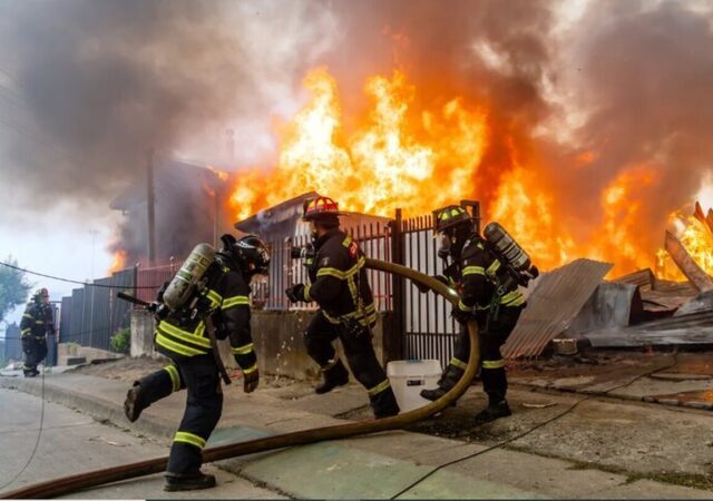 آتش‌سوزی در ساختمان چهارطبقه انقلاب/ ماجرای حادثه چه بود؟