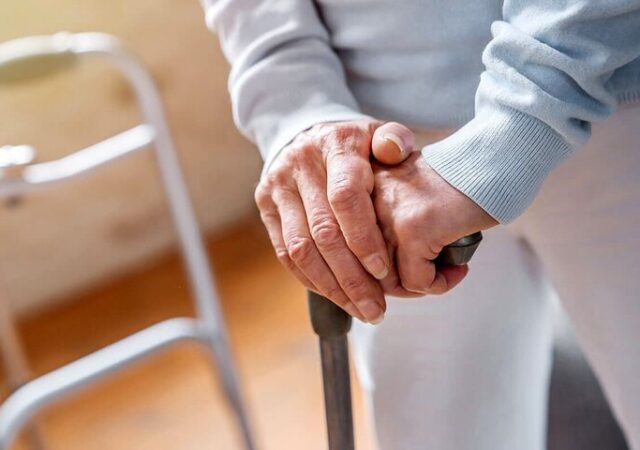 آنچه باید از «پارکینسون» بدانیم؛ از علائم بیماری تا درمان