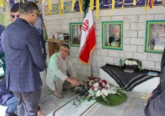 ادای احترام رئیس سازمان انرژی اتمی ایران به شهید سردار پاکپور در خنداب