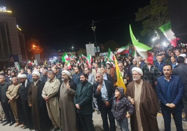 استمرار تجمع شبانه سنندجی‌ها با فریادهای مرگ بر آمریکا در حمایت از وطن