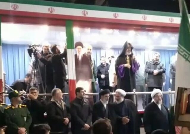 با وحدت حول محور رهبری برابر دشمنان پیروز می‌شویم