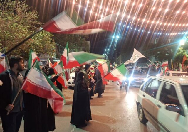 تشکیل زنجیره انسانی و تونل پرچم