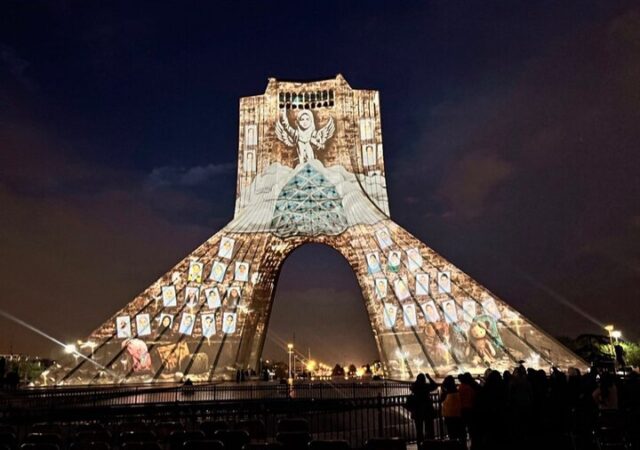 تصویر دختران مظلوم میناب روی برج آزادی همزمان با روز دختر