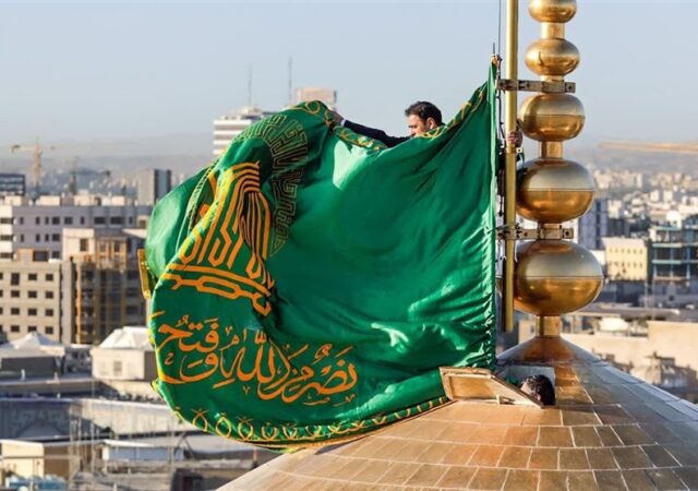 تعویض پوش ضریح و پرچم گنبد در صبح میلاد امام رضا(ع)