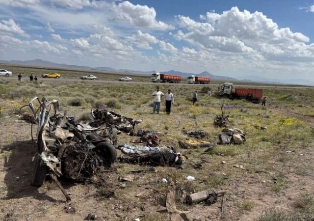 جزئیات تصادف یک تریلی با خودرو حامل اتباع خارجی/ ۹ کشته در پی تصادف تریلی و پژو ۴۰۵ در جاده کرمان