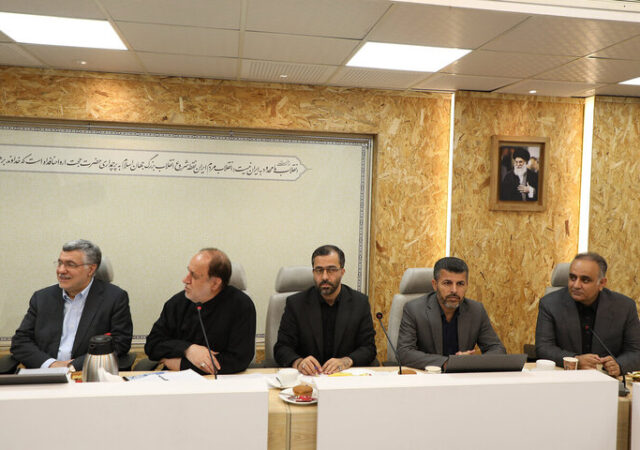 جزئیات نشست جمعی از نمایندگان با وزیر بهداشت؛ تأکید بر کنترل قیمت دارو