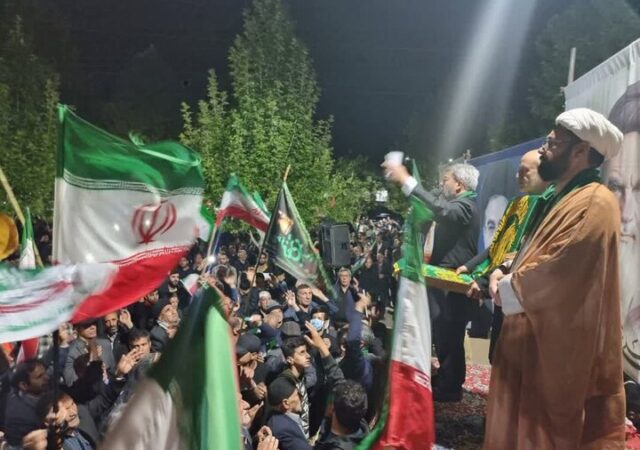 جشن زندگی در کنار حماسه مردمی؛ عروس و داماد در تجمع فاضل‌آباد