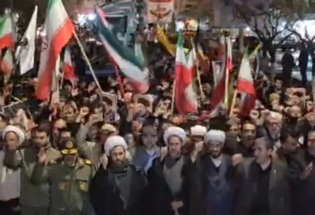 جلوه هایی از حضور باشکوه شبانه مردم خوی در خیابان