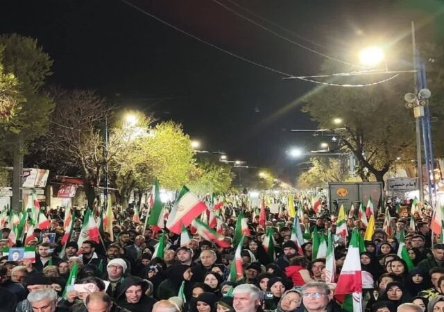 دختر تبریزی با اسب و تفنگ در تجمع شبانه حضور یافت+ عکس