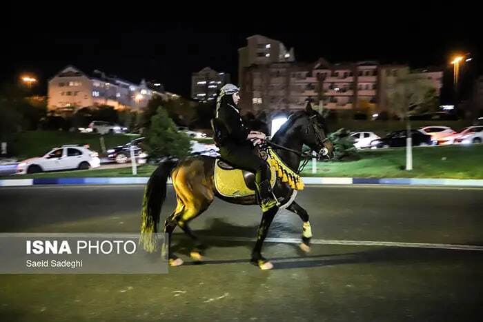 دختر تبریزی با اسب و تفنگ در تجمع شبانه حضور یافت+ عکس