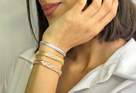 دستبند طلا کشی: انعطاف طلایی، زیبایی ابدی