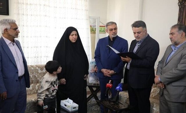 دیدار جانشین وزیر بهداشت با خانواده شهید مدافع سلامت