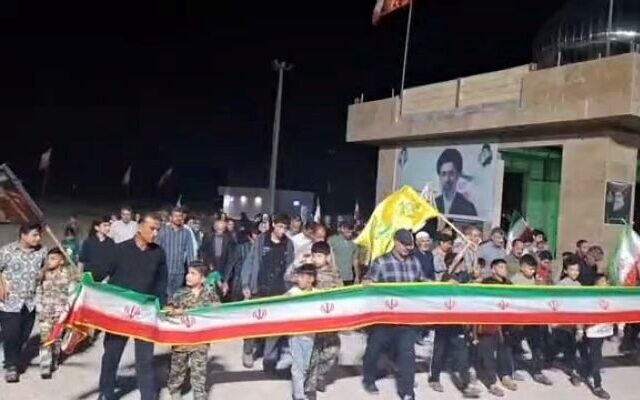 راهپیمایی شبانه مردم روستای «شهنیا» شهرستان دیر