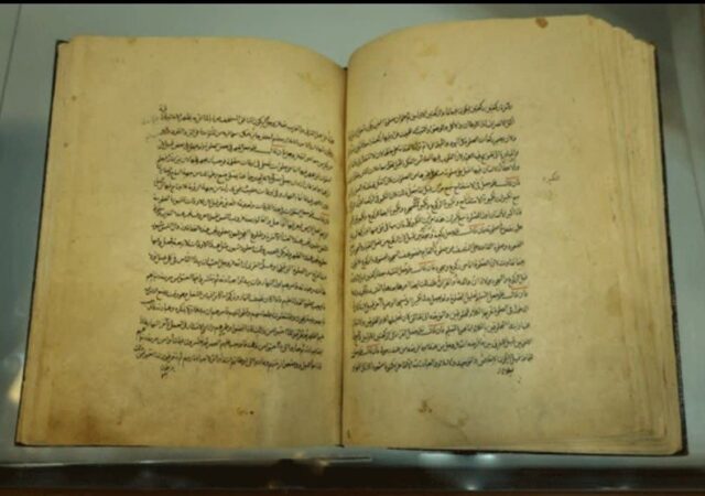 رونمایی از 2 نسخه خطی عیون اخبار الرضا با قدمت 500 سال در مشهد