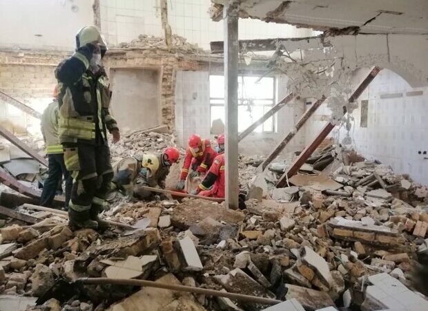 ریزش ساختمان در کرهرود اراک؛ یک نفر از زیر آوار بیرون کشیده‌ شد