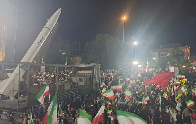 قدرت آهنین ایران در قلب تهران؛ موشک «قدر» مهمان مردم میدان ونک شد