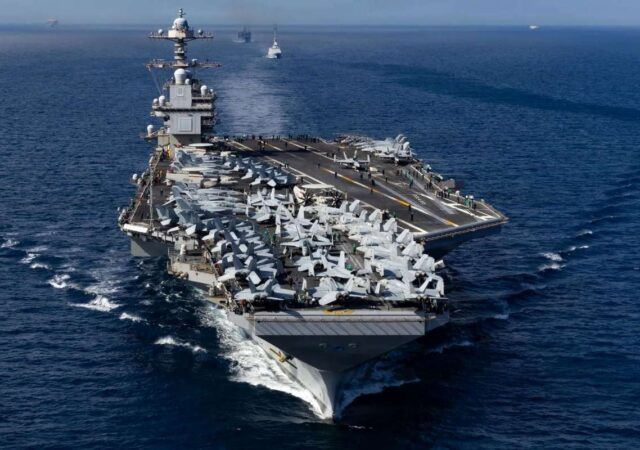 مانور عجیب ناو جرالد فورد / غول آمریکایی برای مقابله با موشک‌های ایران آماده شد + عکس