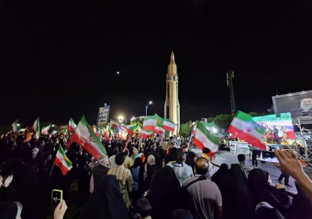 مردم دارالعباده یزد در موج ۵۲ حماسه‌آفرینی میزبان موشک‌ «قدر» شدند