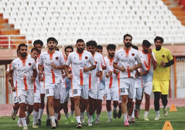 مسی‌های کرمان برای شروع لیگ یک فوتبال پا به توپ شدند