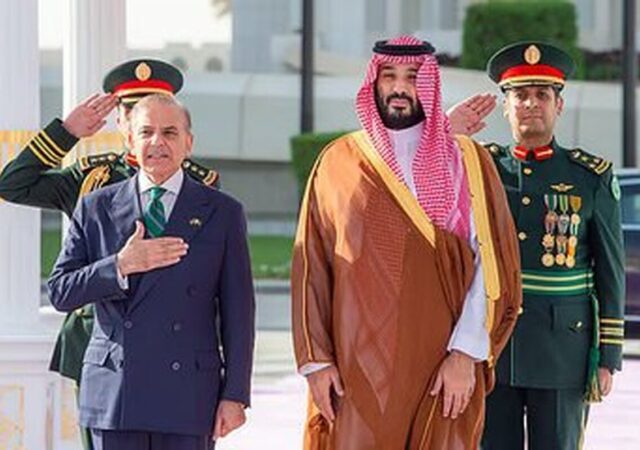 ورود نخست وزیر پاکستان به عربستان برای مذاکره با محمد بن سلمان
