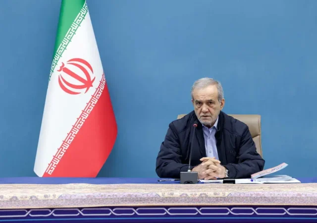 پزشکیان در لباس هلال احمر+ عکس