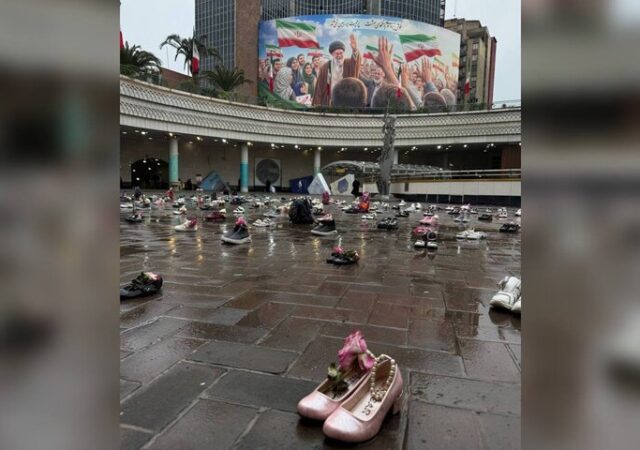 چیدمانی نمادین برای گل‌های پرپرشده میناب؛ جای یک کفش خالی‌ست!