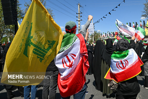 ۱۲ ساعت حماسه در خیابان کشور دوست؛ غم و اندوه ملت برای پدر