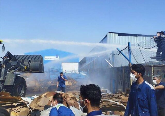 جزئیات آتش‌سوزی ضایعات کارخانه لوازم خانگی شاهین شهر