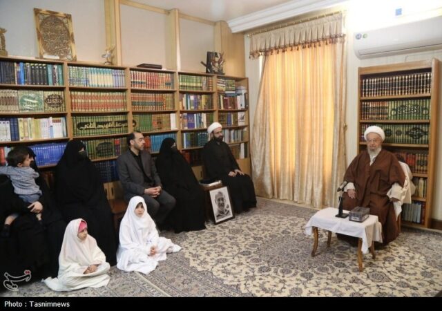 دیدار خانواده شهید لاریجانی با آیت‌الله مکارم شیرازی