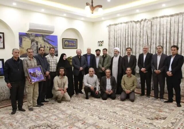 دیدار معاون فرهنگی دانشگاه آزاد با خانواده و مادر مکرم شهیدان پاکپور