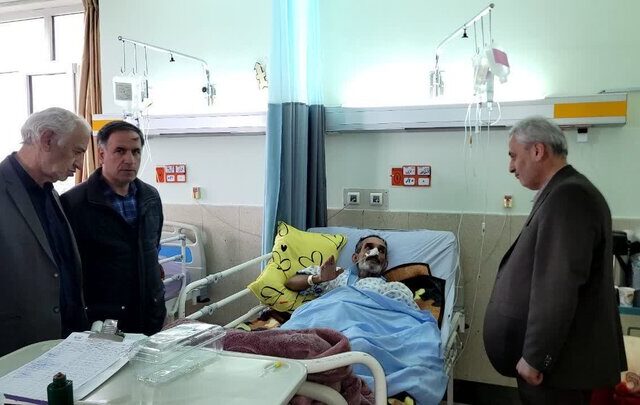 عیادت مدیرکل بنیاد شهید آذربایجان‌شرقی از جانباز ۵۰درصد بستری در تبریز