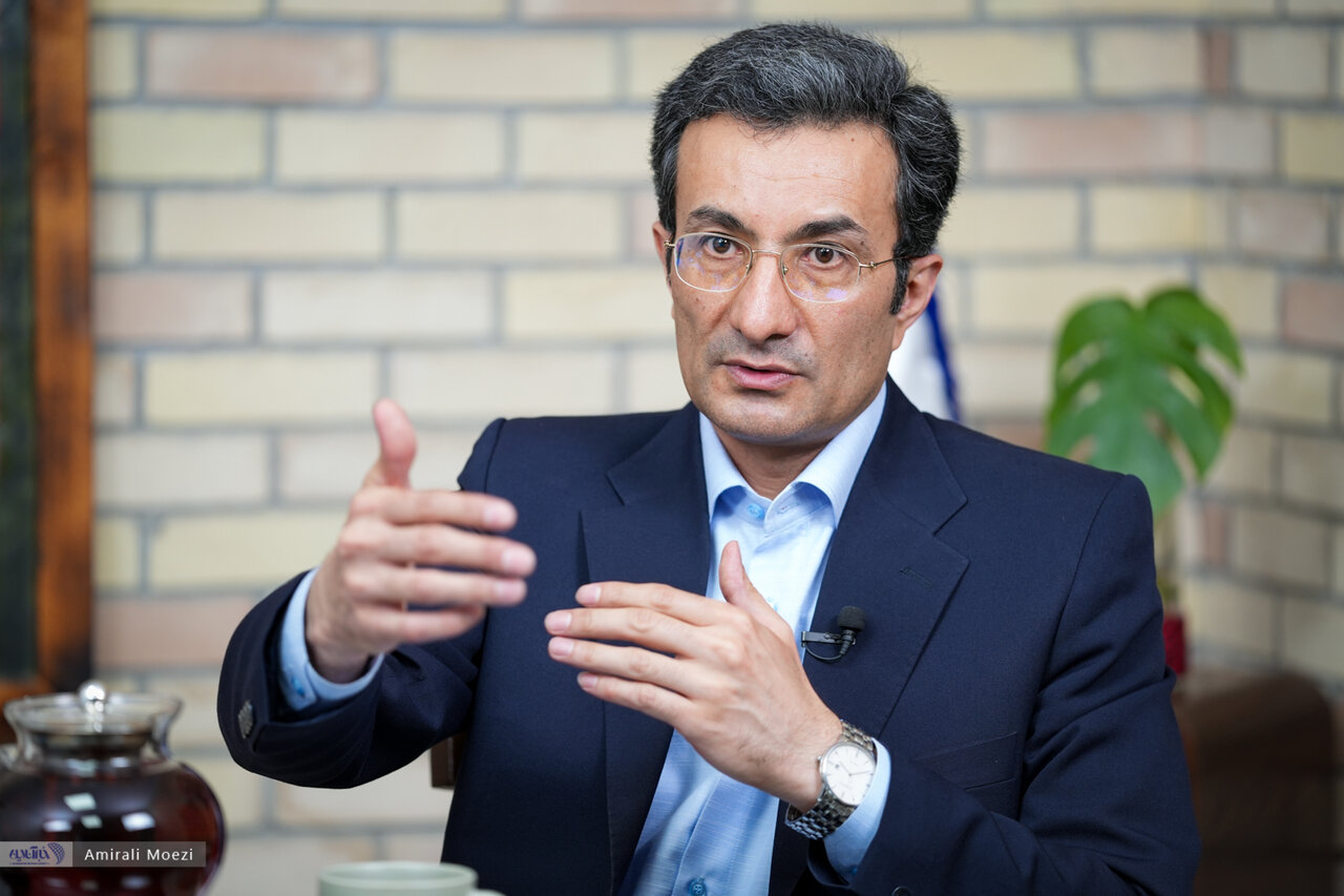 میانگین سنی سیاستگذاران آموزش و پرورش بالای ۶۳ سال است؛ هنوز به آستین کوتاه و مقنعه رنگی معلم گیر میدهند/ ۵۰ هزار طلبه بدون آموزش وارد مدرسه شدند میانگین سنی سیاستگذاران آموزش و پرورش بالای ۶۳ سال است؛ هنوز به آستین کوتاه و مقنعه رنگی معلم گیر میدهند/ ۵۰ هزار طلبه بدون آموزش وارد مدرسه شدند