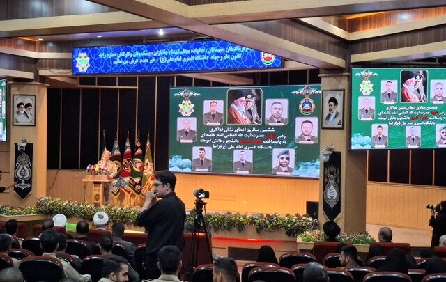 اعطای نشان فداکاری به خانواده ۷ شهید ارتش