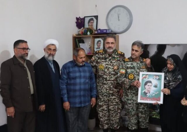 امیر سرتیپ الهامی با خانواده شهید احمد حسین‌نژاد دیدار کرد