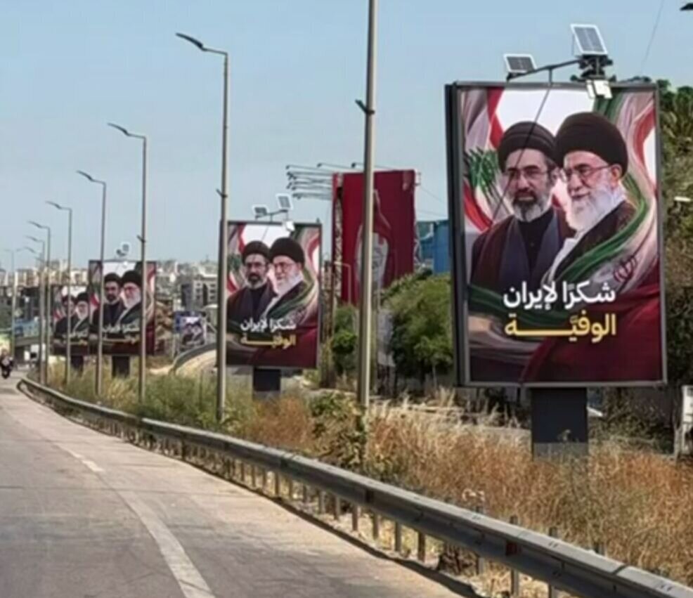 تصویری متفاوت از آیتالله سیدمجتبی خامنهای و رهبر شهید در لبنان تصویری متفاوت از آیتالله سیدمجتبی خامنهای و رهبر شهید در لبنان