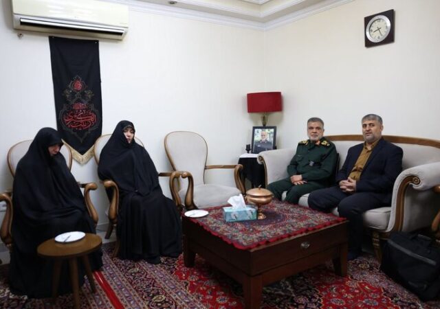 دیدار معاون هماهنگ‌کننده نیروی زمینی سپاه باخانواده شهید ابراهیم‌زاده