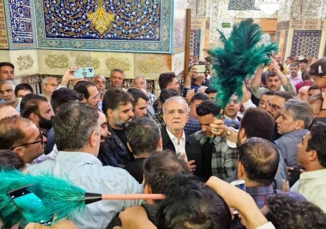 رئیس جمهور به زیارت حرم مطهر امام رضا(ع) مشرف شد